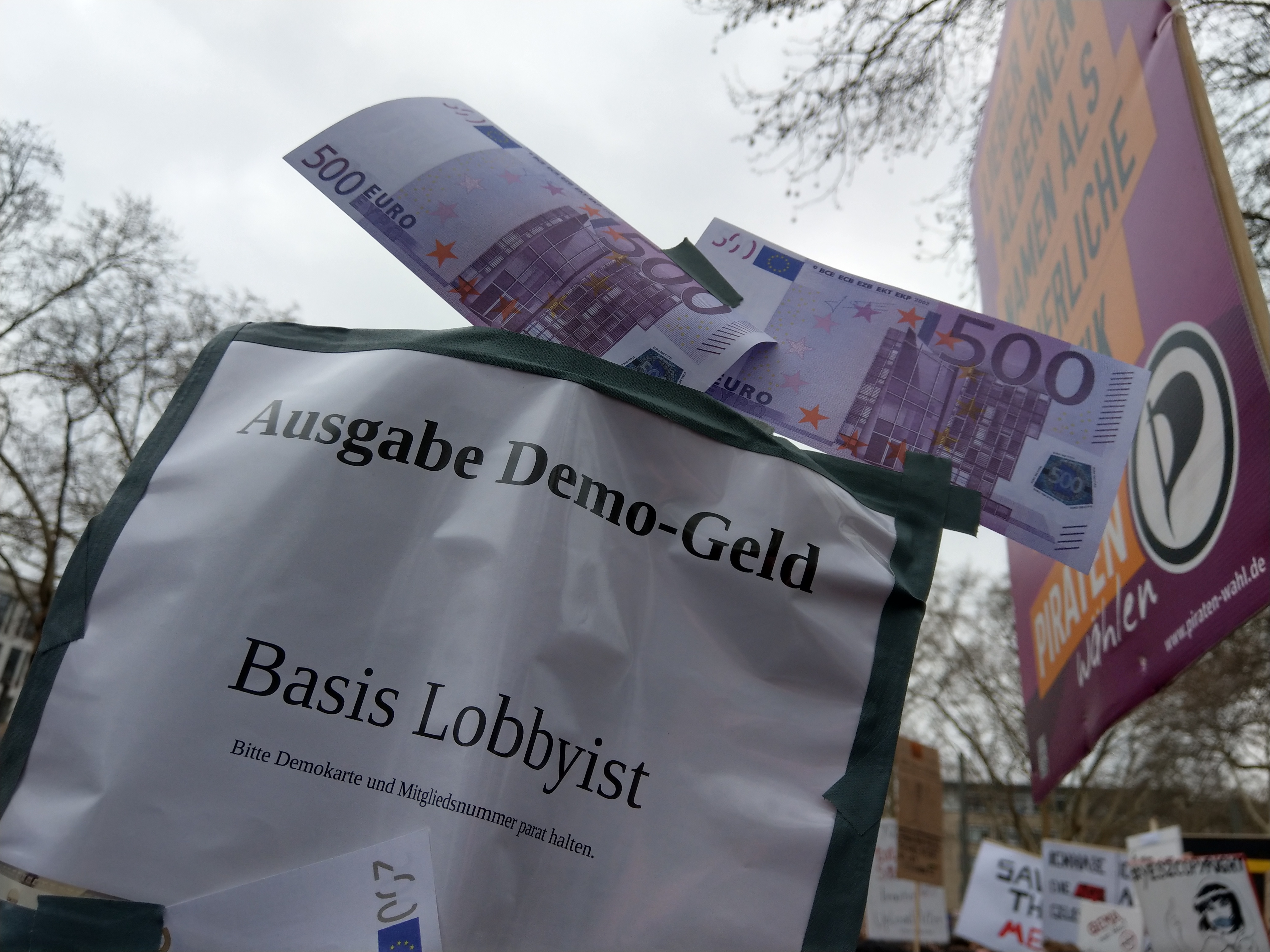 Die CDU hat recht, es gab Demogeld, 450,- für alle die 50,- Wechselgeld dabei hatten.