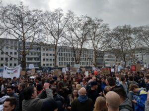 Sammlung am Neumarkt, gleich geht es los.